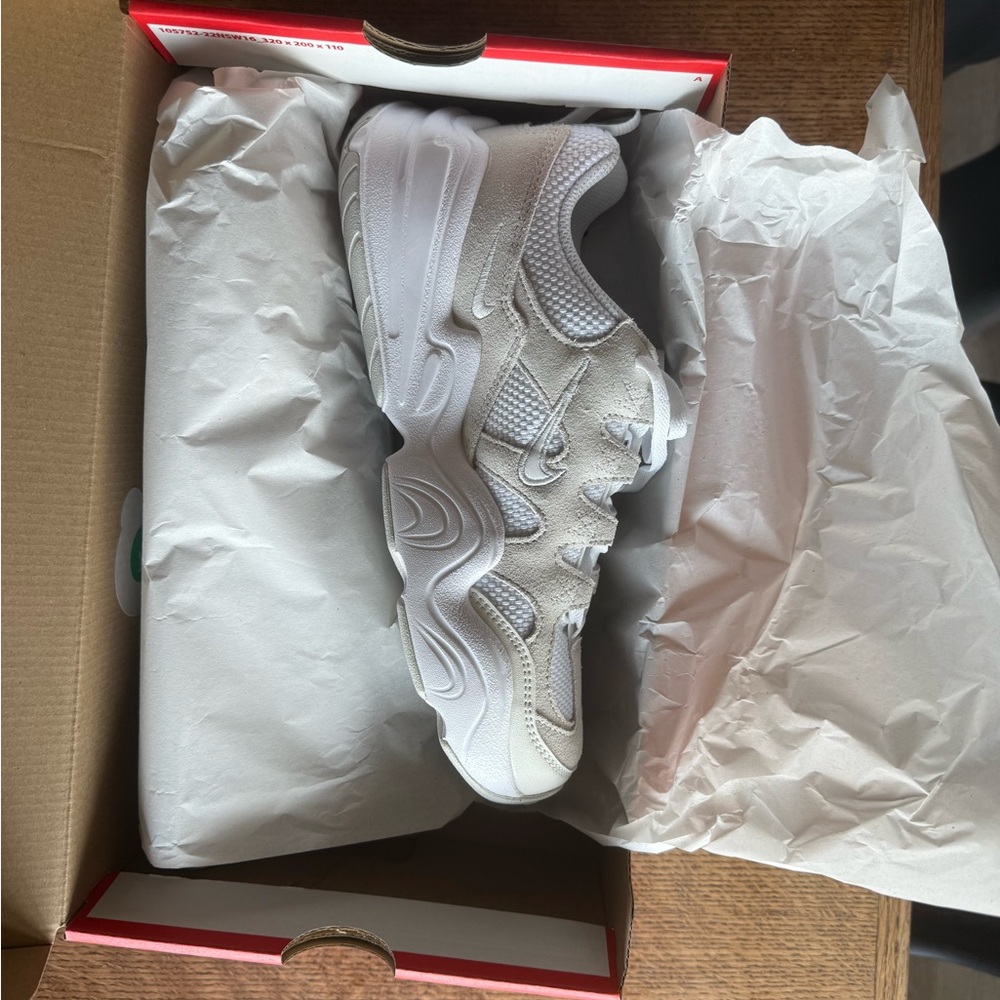Brand new Nike heras size 7 summit white